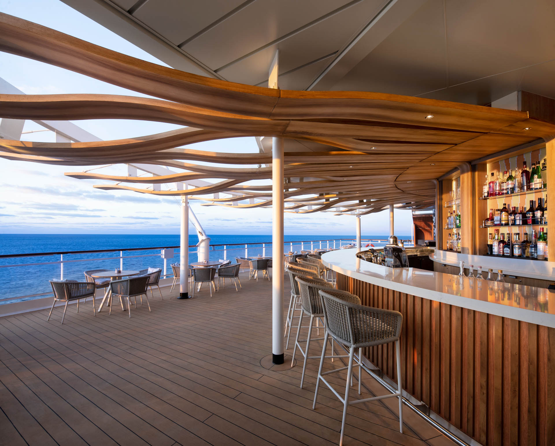 images/Ship photos/Summit 尖峰號/5a_CEL_ML_Sunset_Bar_edited.jpg